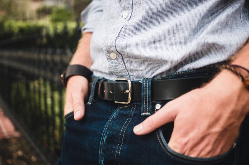 Ceinture et poche d'un pantalon homme