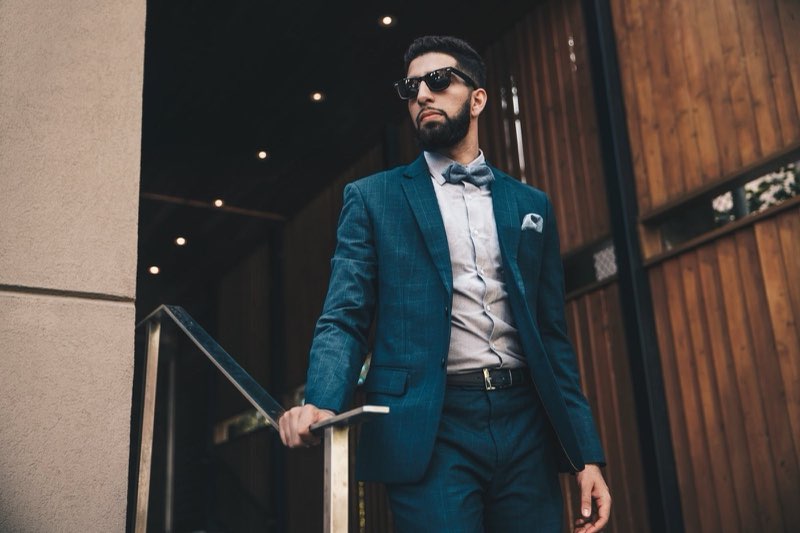 Homme en costume dans un escalier
